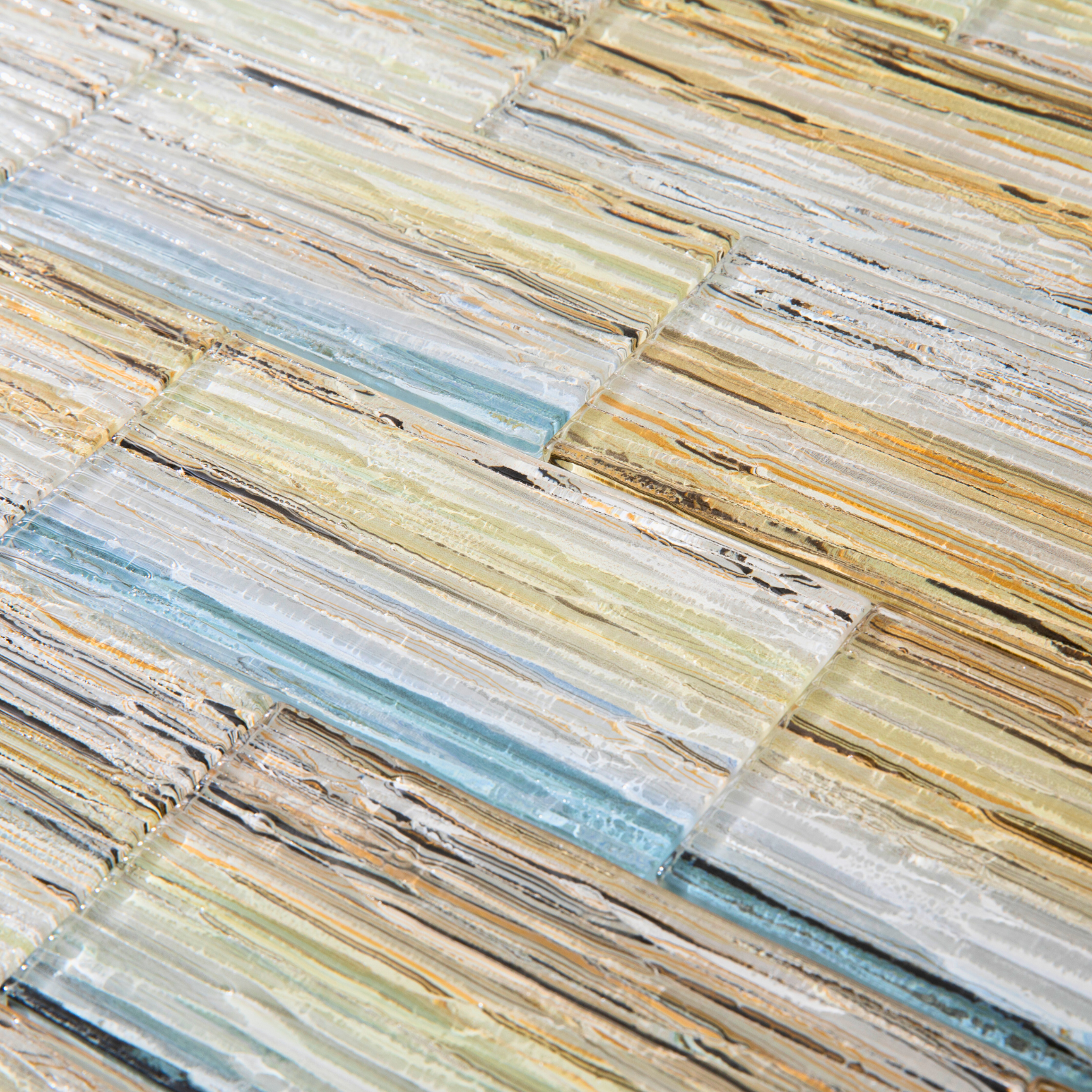 Highly stain-resistant, waterproof, easy to clean and applicable to wet areas.