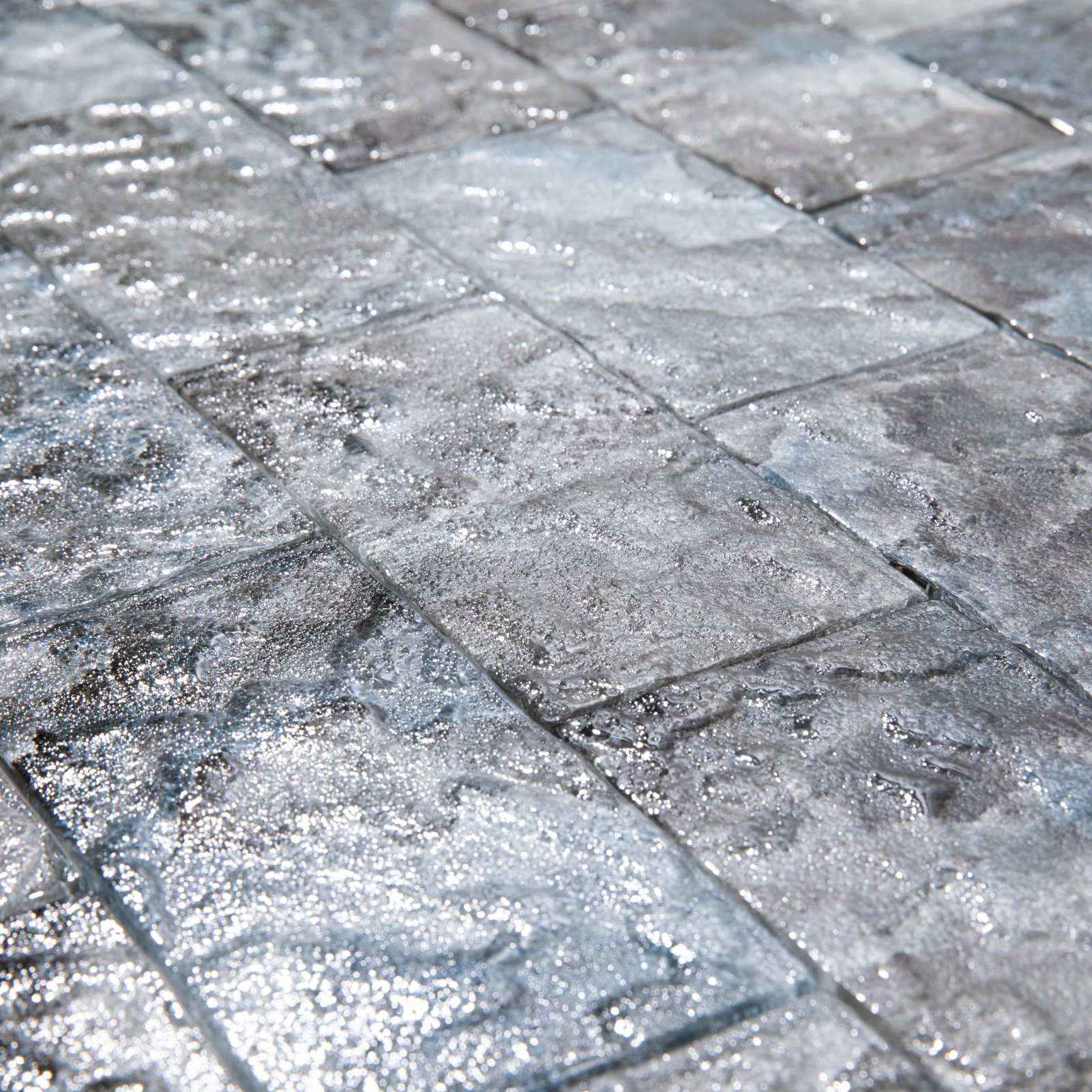 Glossy surface and straight edges.