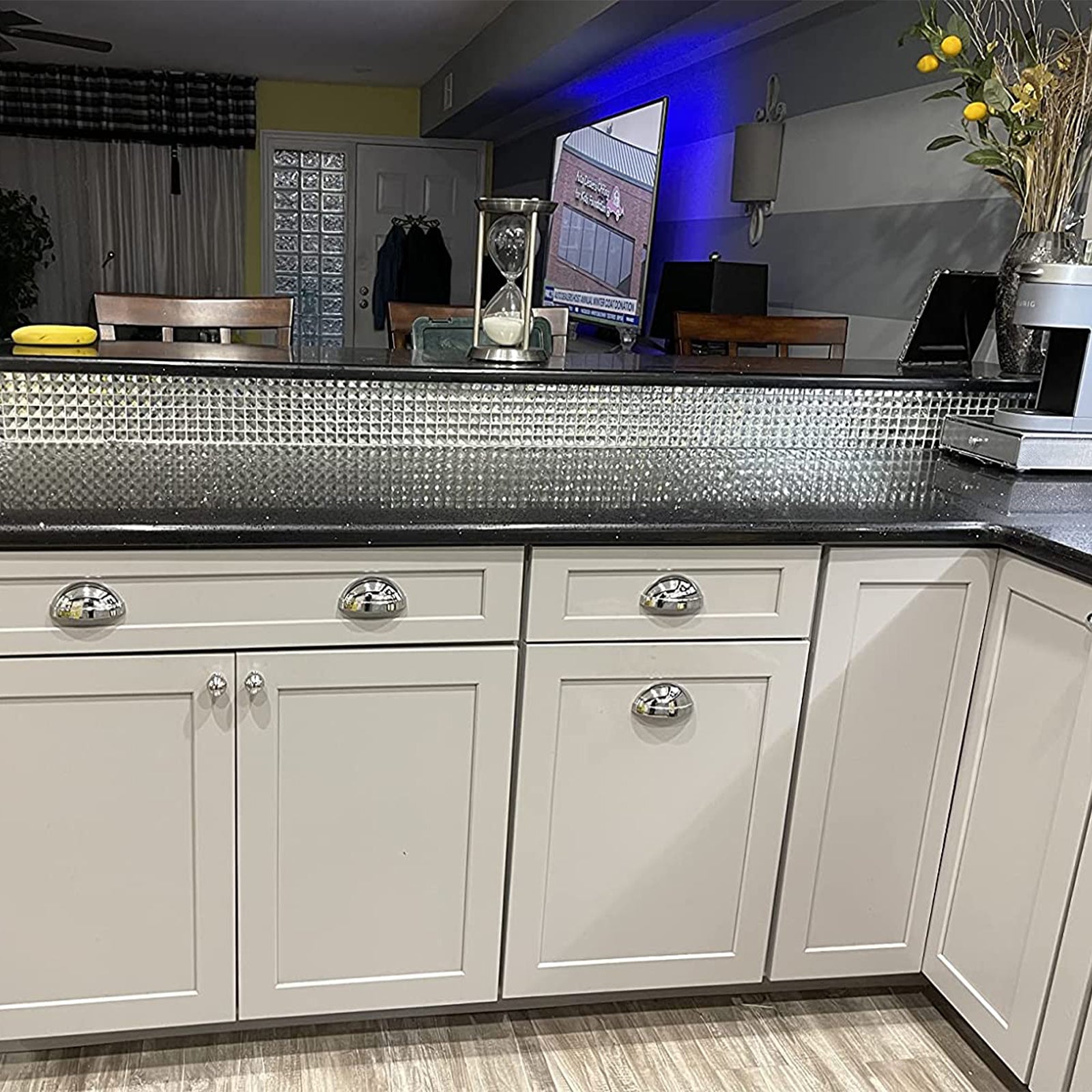 Want to create a luxurious atmosphere in your home? Try our Silver Rhinestone Square Grain Mosaic! Polished finish for a more upscale texture!