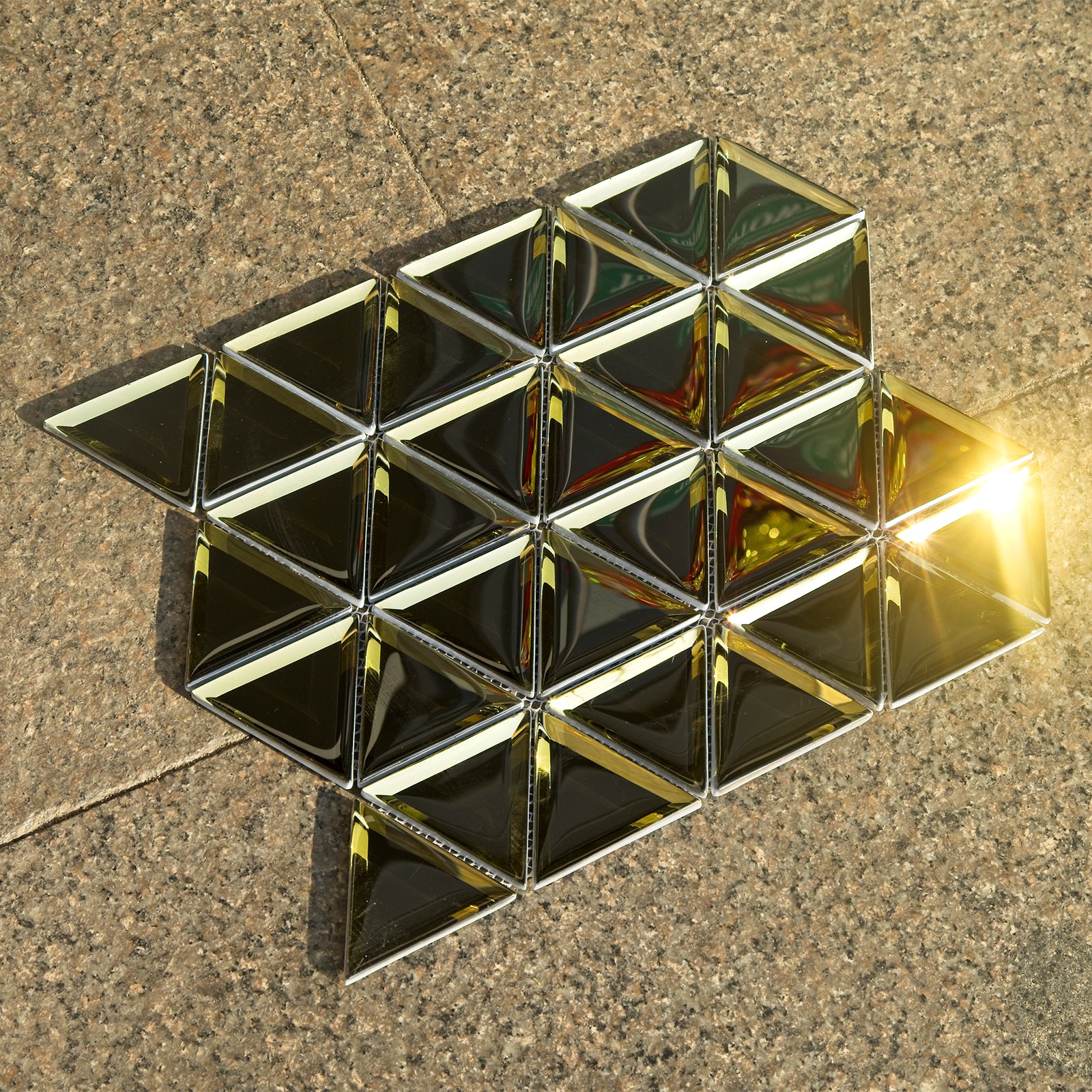 Equilateral triangles for perfect symmetry; golden glass for sparkle. This mosaic, the finishing touch to your bathroom or kitchen!