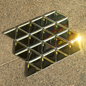 Equilateral triangles for perfect symmetry; golden glass for sparkle. This mosaic, the finishing touch to your bathroom or kitchen!