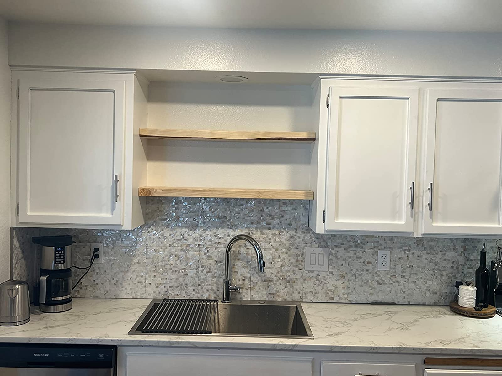 Diflart mother of pearl peel and stick tiles can be used for wall decoration, such as the kitchen backsplash,bedroom walls trim ,laundry rooms and DIY or renew project like mirror frame,around the stove