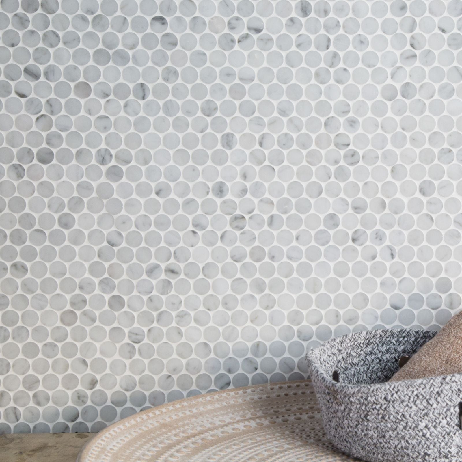 Every piece of stone is extracted from nature, and the pattern on each piece is unique. The unique craftsmanship is patiently polished, crafted, and pieced.
